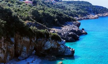 Ci sono idee che nascono alla scrivania e altre che prendono forma guardando il mare.