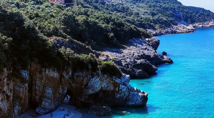 Ci sono idee che nascono alla scrivania e altre che prendono forma guardando il mare.